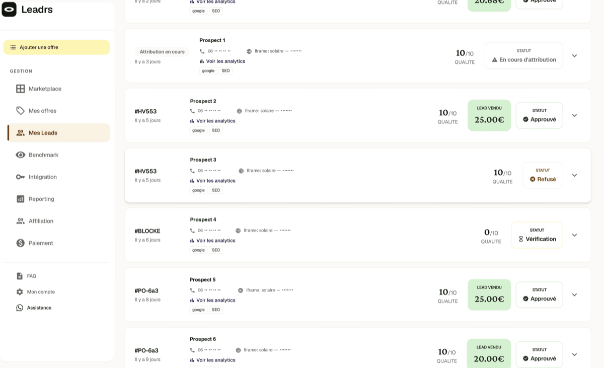 Tableau de bord de la marketplace de leads : 13 leads produits, 5 approuvés, prix unitaire entre 20 et 25 euros. Noms et téléphones anonymisés.